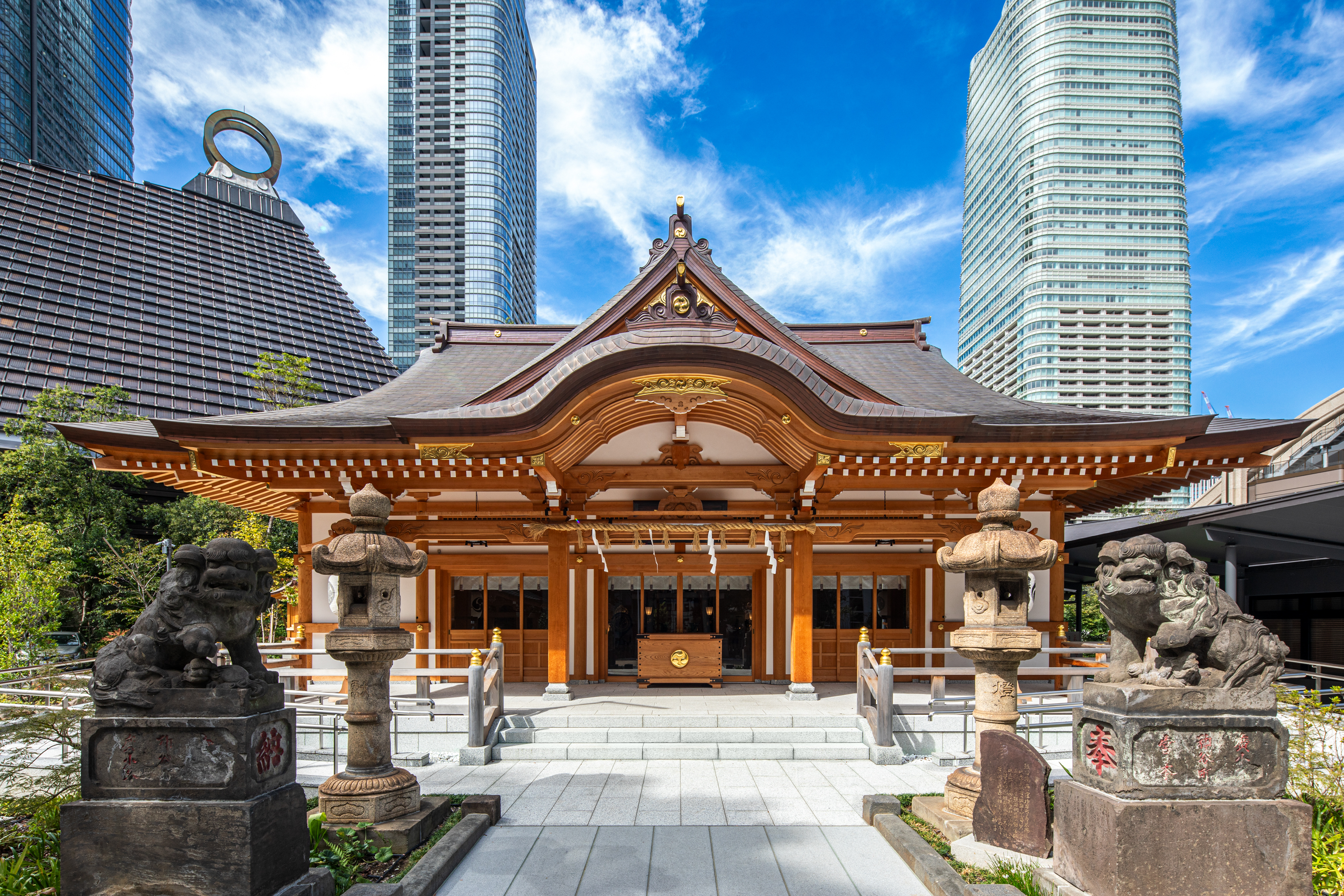 The shrine entrance, with guardian lion-dogs and stone lanterns